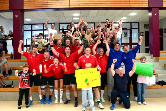 Großer Jubel nach dem Titelgewinn: Die Handballmannschaft der Feuerwehr Solingen sicherte sich bei den 23. inoffiziellen Deutschen Hallenhandball-Meisterschaften der Berufsfeuerwehren in Hagen erstmals die Meisterschaft. (Foto: © Stadt Solingen)