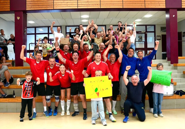 feuerwehr-handball.deutscher-meister Großer Jubel nach dem Titelgewinn: Die Handballmannschaft der Feuerwehr Solingen sicherte sich bei den 23. inoffiziellen Deutschen Hallenhandball-Meisterschaften der Berufsfeuerwehren in Hagen erstmals die Meisterschaft. (Foto: © Stadt Solingen)