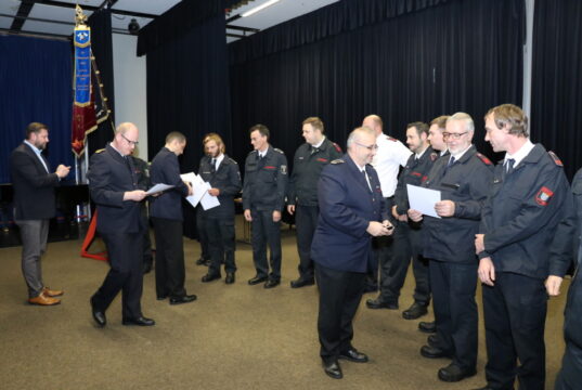 Am Samstag wurden im Schulzentrum Vogelsang Feuerwehr- und Katastrophenschutz-Einsatzmedaillen des Landes NRW an 300 Angehörige der Feuerwehr Solingen für ihren Einsatz während des Hochwassers im Sommer 2021 verliehen. (Foto: © Bastian Glumm)