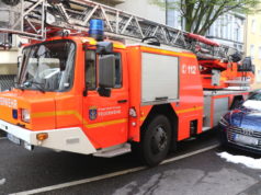 Millimeterarbeit auf der Klemens-Horn-Straße: Die Feuerwehr prüfte am Donnerstag die Platzverhältnisse auf der ohnehin schon engen Straße in der Solinger City. (Foto: © Bastian Glumm)