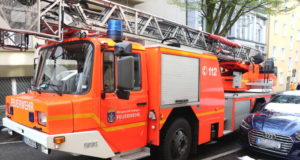 Millimeterarbeit auf der Klemens-Horn-Straße: Die Feuerwehr prüfte am Donnerstag die Platzverhältnisse auf der ohnehin schon engen Straße in der Solinger City. (Foto: © Bastian Glumm)