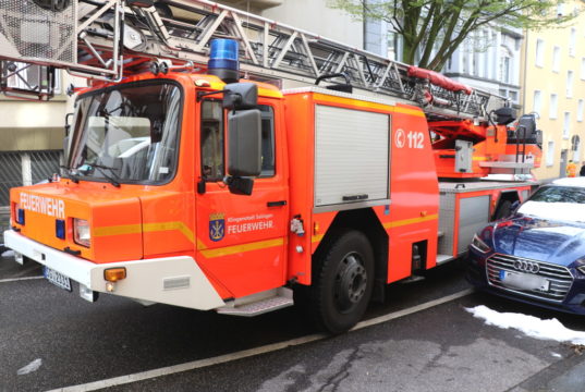 Millimeterarbeit auf der Klemens-Horn-Straße: Die Feuerwehr prüfte am Donnerstag die Platzverhältnisse auf der ohnehin schon engen Straße in der Solinger City. (Foto: © Bastian Glumm)