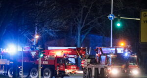 Aufgrund eines technischen Defektes in Wuppertal musste der Solinger Feuerwehrkran am Donnerstagabend von seinem Wuppertaler Gegenstück abgeschleppt werden. (Foto: © Tim Oelbermann)