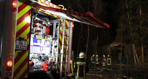 Rund 100 Einsatzkräfte der Solinger Feuerwehr waren am Samstagabend über mehrere Stunden in Ohligs im Einsatz. (Foto: © T. Oelbermann)