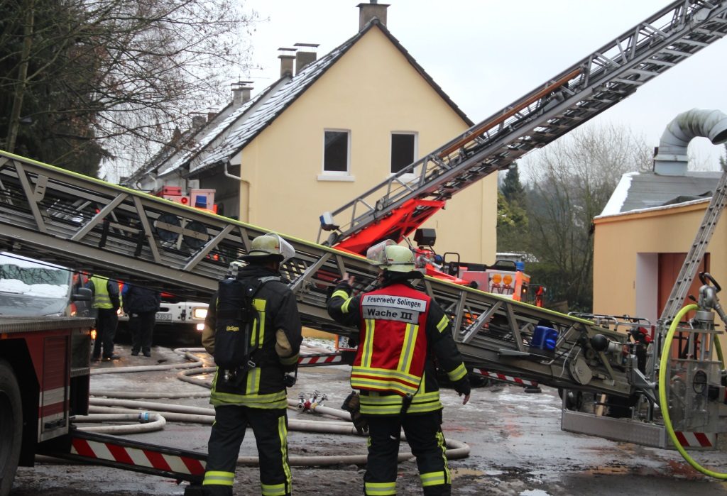 Mit einem Großaufgebot war die Feuerwehr Solingen am Dienstagvormittag in der Hofschaft Lindenhof in Höhscheid im Einsatz. Dort brannte das Treppenhaus eines Gebäudes. (Foto: B. Glumm)