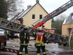 Mit einem Großaufgebot war die Feuerwehr Solingen am Dienstagvormittag in der Hofschaft Lindenhof in Höhscheid im Einsatz. Dort brannte das Treppenhaus eines Gebäudes. (Foto: B. Glumm)