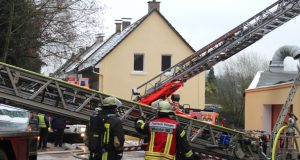 Mit einem Großaufgebot war die Feuerwehr Solingen am Dienstagvormittag in der Hofschaft Lindenhof in Höhscheid im Einsatz. Dort brannte das Treppenhaus eines Gebäudes. (Foto: B. Glumm)