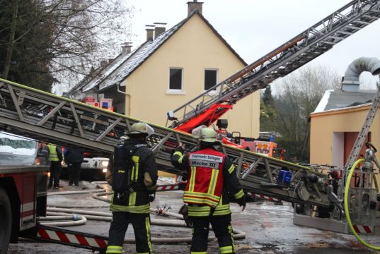 Mit einem Großaufgebot war die Feuerwehr Solingen am Dienstagvormittag in der Hofschaft Lindenhof in Höhscheid im Einsatz. Dort brannte das Treppenhaus eines Gebäudes. (Foto: B. Glumm)