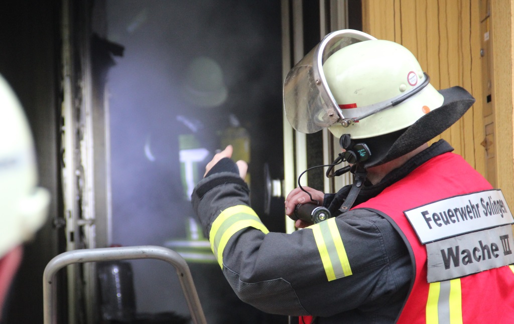 Treppenhaus Brennt: Feuerwehr Rettet Zwei Menschen | Das SolingenMagazin