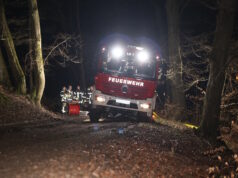 Bei einem Feuerwehreinsatz am Dienstagabend in einem Waldgebiet in Ohligs drohte ein Löschfahrzeug umzukippen. (Foto: © Tim Oelbermann)