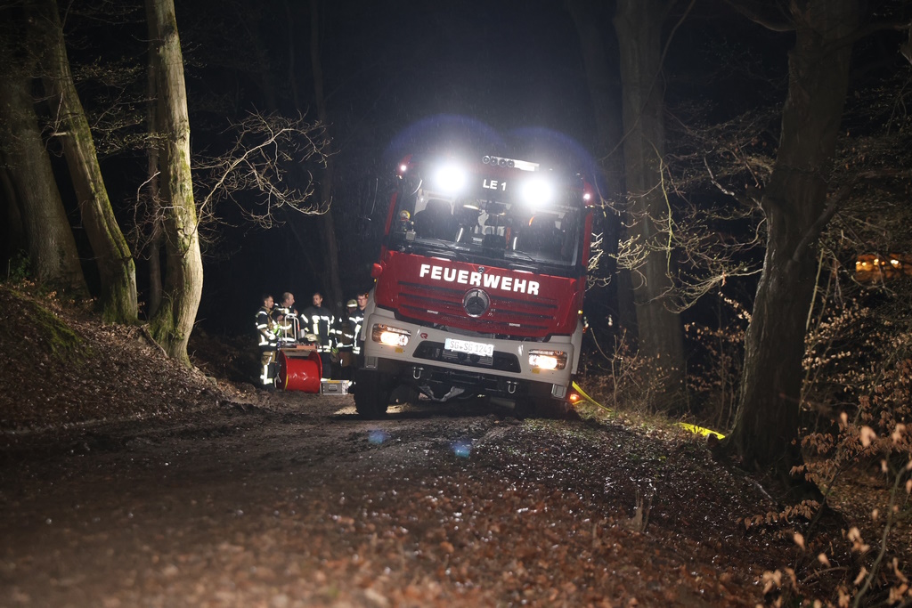 Bei einem Feuerwehreinsatz am Dienstagabend in einem Waldgebiet in Ohligs drohte ein Löschfahrzeug umzukippen. (Foto: © Tim Oelbermann)