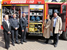 Trafen sich zur Abholung des Löschfahrzeuges vor der Feuer- und Rettungswache I: v.li. Anastasia Kravchenko, Dr. Ottmar Müller und Gottfried Kreuzberg (Feuerwehr Solingen) mit der ukrainischen Generalkonsulin Iryna Shum und Oberbürgermeister Tim Kurzbach. (Foto: © Bastian Glumm)