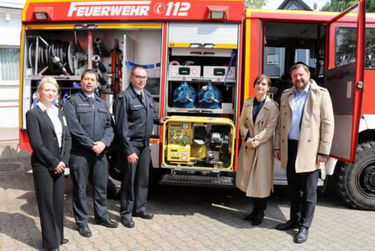 Trafen sich zur Abholung des Löschfahrzeuges vor der Feuer- und Rettungswache I: v.li. Anastasia Kravchenko, Dr. Ottmar Müller und Gottfried Kreuzberg (Feuerwehr Solingen) mit der ukrainischen Generalkonsulin Iryna Shum und Oberbürgermeister Tim Kurzbach. (Foto: © Bastian Glumm)