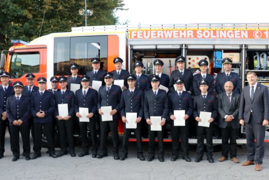 14 junge Männer - hier mit Ausbildern und Honoratioren - haben jetzt erfolgreich ihre Prüfung abgeschlossen und sind nun Brandmeister und vollwertige Angehörige der Berufsfeuerwehr Solingen. (Foto: © Bastian Glumm)