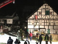 Mit einem Kran holte die Feuerwehr am Donnerstagabend das rund 700 Kilogramm schwere Pferd wohlbehalten aus dem Bachlauf in Bertramsmühle. (Foto: © Feuerwehr Solingen)