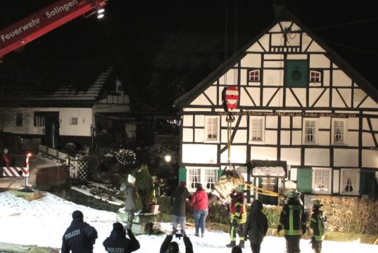 Mit einem Kran holte die Feuerwehr am Donnerstagabend das rund 700 Kilogramm schwere Pferd wohlbehalten aus dem Bachlauf in Bertramsmühle. (Foto: © Feuerwehr Solingen)