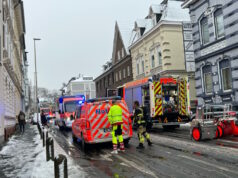Ein Kind und ein Feuermelder retteten am Donnerstag einer Frau in einer Wohnung an der Rathausstraße offensichtlich das Leben. (Foto: © Tim Oelbermann)