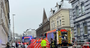 Ein Kind und ein Feuermelder retteten am Donnerstag einer Frau in einer Wohnung an der Rathausstraße offensichtlich das Leben. (Foto: © Tim Oelbermann)