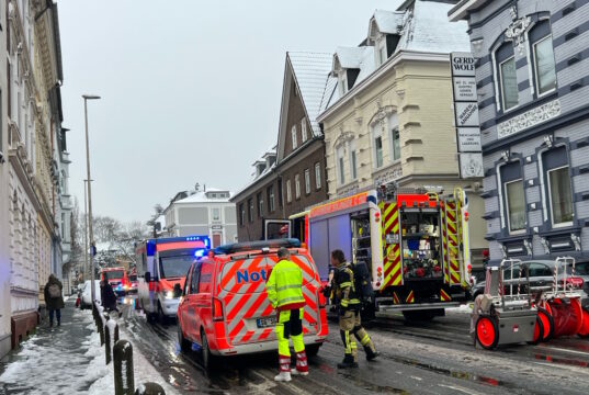 Ein Kind und ein Feuermelder retteten am Donnerstag einer Frau in einer Wohnung an der Rathausstraße offensichtlich das Leben. (Foto: © Tim Oelbermann)