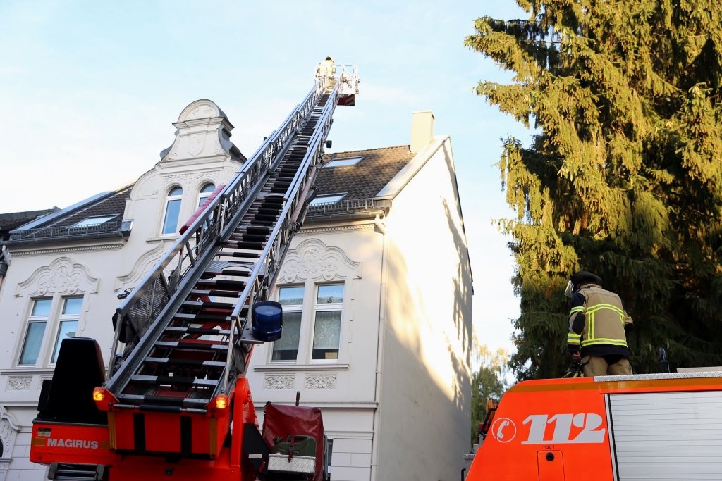Am Sonntagabend gegen 19.15 Uhr rückte die Feuerwehr zu einem gemeldeten Kaminbrand zu einem Wohnhaus an der Bülowstraße aus. (Foto: © Das SolingenMagazin)