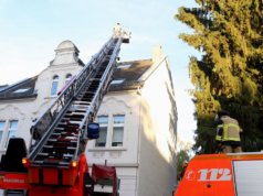 Am Sonntagabend gegen 19.15 Uhr rückte die Feuerwehr zu einem gemeldeten Kaminbrand zu einem Wohnhaus an der Bülowstraße aus. (Foto: © Das SolingenMagazin)