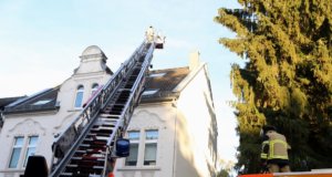 Am Sonntagabend gegen 19.15 Uhr rückte die Feuerwehr zu einem gemeldeten Kaminbrand zu einem Wohnhaus an der Bülowstraße aus. (Foto: © Das SolingenMagazin)