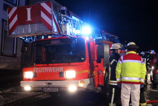 In der Silvesternacht rückte die Feuerwehr Solingen zu sechs Brandeinsätzen aus. Der Rettungsdienst wurde 24 Mal gerufen. (Archivfoto: B. Glumm)