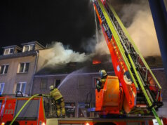 Am Mittwoch wurde die Feuerwehr zu einem Dachstuhlbrand in einem zweigeschossigen Wohngebäude in die Sauerbreystraße in Ohligs alarmiert. (Foto: © Tim Oelbermann)