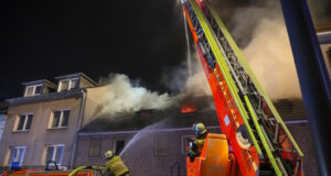 Am Mittwoch wurde die Feuerwehr zu einem Dachstuhlbrand in einem zweigeschossigen Wohngebäude in die Sauerbreystraße in Ohligs alarmiert. (Foto: © Tim Oelbermann)