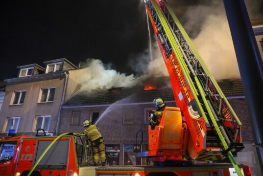 Am Mittwoch wurde die Feuerwehr zu einem Dachstuhlbrand in einem zweigeschossigen Wohngebäude in die Sauerbreystraße in Ohligs alarmiert. (Foto: © Tim Oelbermann)