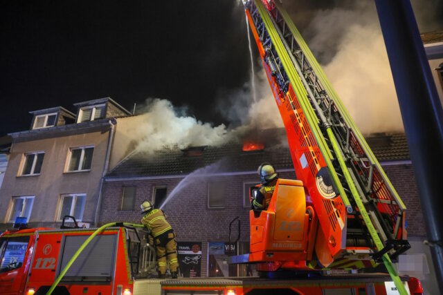 Am Mittwoch wurde die Feuerwehr zu einem Dachstuhlbrand in einem zweigeschossigen Wohngebäude in die Sauerbreystraße in Ohligs alarmiert. (Foto: © Tim Oelbermann)
