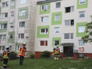 Die Feuerwehr rettete am Montag 16 Menschen aus einem verrauchten Gebäude an der Schelerstraße. In einer Erdgeschosswohnung entzündete sich vermutlich ein E-Bike. (Foto: © Bastian Glumm)
