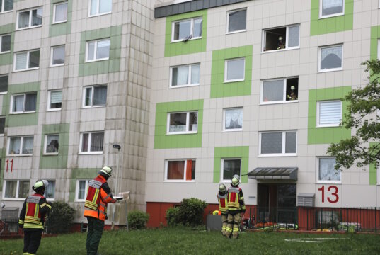 Die Feuerwehr rettete am Montag 16 Menschen aus einem verrauchten Gebäude an der Schelerstraße. In einer Erdgeschosswohnung entzündete sich vermutlich ein E-Bike. (Foto: © Bastian Glumm)