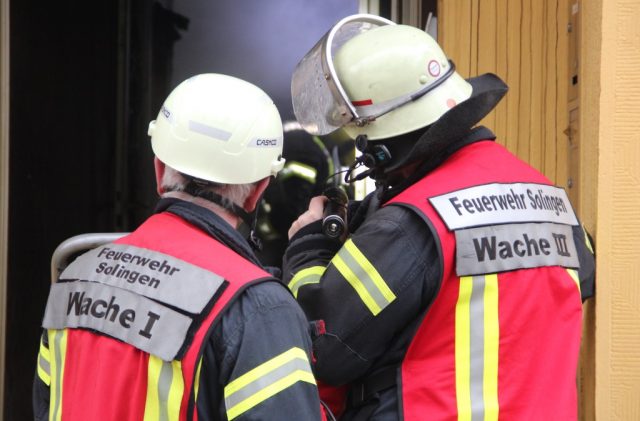 Die Feuerwehr rückte Dienstagmittag zu einem Einsatz in Gräfrath zur Lützowstraße aus. Dort brannte es in einem Wohngebäude. (Symbolfoto: © B. Glumm)