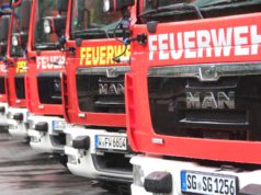 In einer Charge bestellten die Berufsfeuerwehren Solingen und Wuppertal neun brandneue Hilfeleistungslöschfahrzeuge, die jetzt in Müngsten offiziell übergeben wurden. Fünf gingen in die Klingen- und vier in die Schwebebahnstadt. (Foto: © B. Glumm)