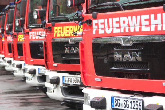 In einer Charge bestellten die Berufsfeuerwehren Solingen und Wuppertal neun brandneue Hilfeleistungslöschfahrzeuge, die jetzt in Müngsten offiziell übergeben wurden. Fünf gingen in die Klingen- und vier in die Schwebebahnstadt. (Foto: © B. Glumm)
