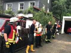 Hand in Hand arbeiteten heute alle Solinger Löscheinheiten der Freiwilligen Feuerwehr mit den Kolleginnen und Kollegen der Berufsfeuerwehr zusammen - wie hier in der Ortschaft Wippe -, um Hochwasserschäden zu beseitigen oder Gebäude vor den Wassermassen zu schützen. (Foto: © Oelbermann-Fotografie)