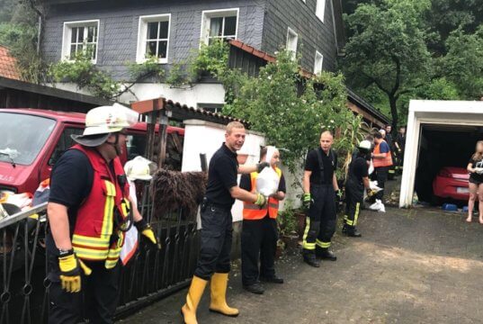 Hand in Hand arbeiteten heute alle Solinger Löscheinheiten der Freiwilligen Feuerwehr mit den Kolleginnen und Kollegen der Berufsfeuerwehr zusammen - wie hier in der Ortschaft Wippe -, um Hochwasserschäden zu beseitigen oder Gebäude vor den Wassermassen zu schützen. (Foto: © Oelbermann-Fotografie)