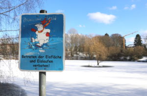 Hinweisschilder warnen auch am Stiehls Teich vor dem Betreten einer Eisfläche. (Foto: © Bastian Glumm)