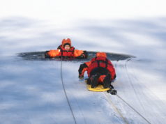 Am und im zugefrorenen Stiehls Teich in Ohligs übte die Solinger Feuerwehr jetzt die Eisrettung. (Foto: © Bastian Glumm)