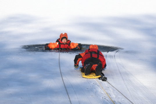 Am und im zugefrorenen Stiehls Teich in Ohligs übte die Solinger Feuerwehr jetzt die Eisrettung. (Foto: © Bastian Glumm)