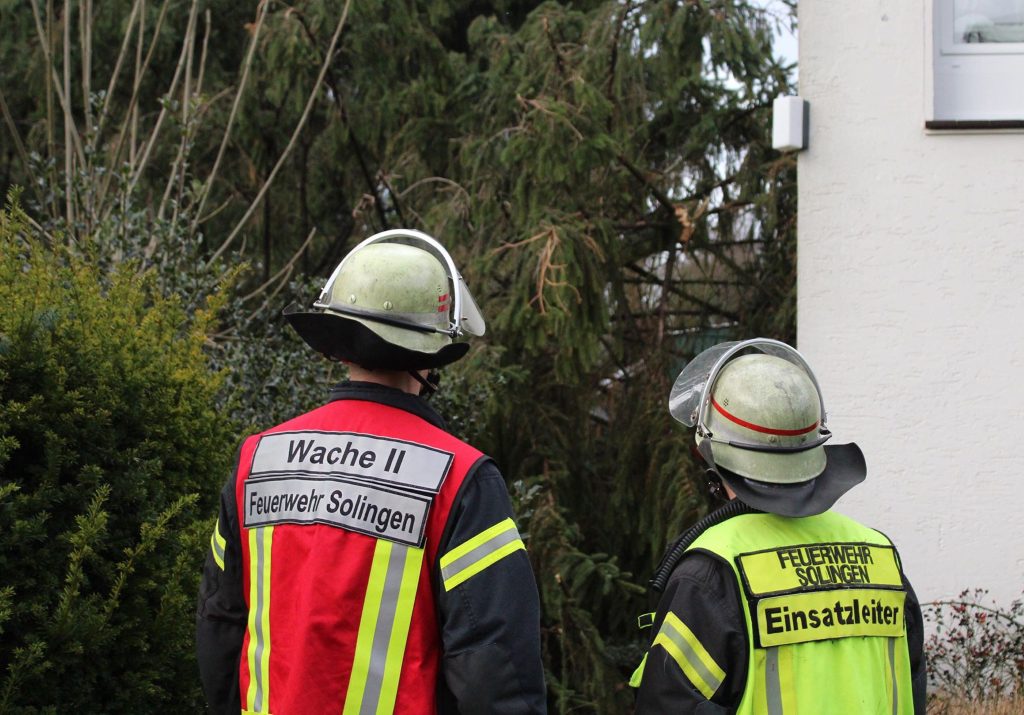 Mit rund 150 Kräften ist die Solinger Feuerwehr derzeit im gesamten Stadtgebiet im Einsatz. Zahlreiche Bäume sind umgeknickt, wofür Sturmtief "Friederike" verantwortlich ist. (Foto: © Tim Oelbermann)