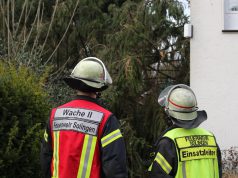 Mit rund 150 Kräften ist die Solinger Feuerwehr derzeit im gesamten Stadtgebiet im Einsatz. Zahlreiche Bäume sind umgeknickt, wofür Sturmtief "Friederike" verantwortlich ist. (Foto: © Tim Oelbermann)