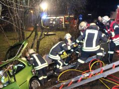 Am Montagabend kam ein 21-Jähriger mit seinem Fahrzeug von der Kleinenberger Straße ab und landete in einem Abhang. Die Feuerwehr musste ihn aus seinem Honda befreien. (Foto: © T. Oelbermann)