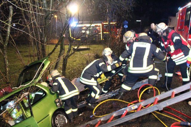 Am Montagabend kam ein 21-Jähriger mit seinem Fahrzeug von der Kleinenberger Straße ab und landete in einem Abhang. Die Feuerwehr musste ihn aus seinem Honda befreien. (Foto: © T. Oelbermann)