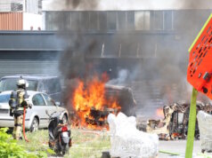 Ein Feuer auf dem Hof eines Betriebs an der Wuppertaler Straße rief am Freitag die Feuerwehr auf den Plan. (Foto: © Tim Oelbermann)