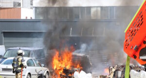 Ein Feuer auf dem Hof eines Betriebs an der Wuppertaler Straße rief am Freitag die Feuerwehr auf den Plan. (Foto: © Tim Oelbermann)