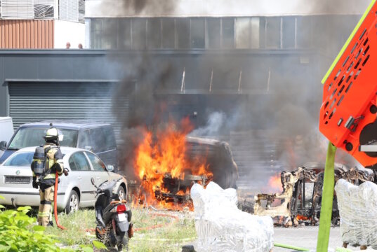 Ein Feuer auf dem Hof eines Betriebs an der Wuppertaler Straße rief am Freitag die Feuerwehr auf den Plan. (Foto: © Tim Oelbermann)