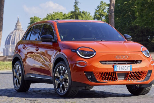 Die Internet-Plattform Carwow hat den neuen Fiat 600 Elektro als „Auto des Jahres“ in der Kategorie Stadtauto ausgezeichnet. (Foto: © Lorenzo Poli)