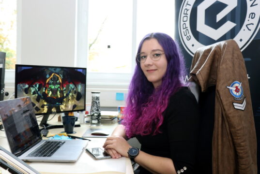 Fiona Gundermann ist im Vorstand des neu gegründeten „eSport Club Solingen e.V.“. Die 25-Jährige hat Gamedesign studiert und wünscht sich, mit weiblichen Zockern in den Austausch zu kommen. (Foto: © Bastian Glumm)